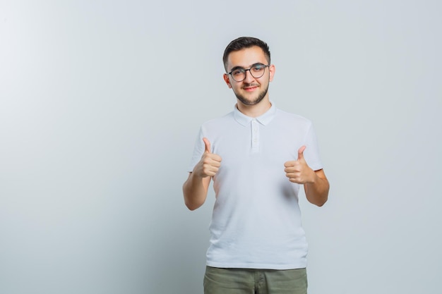 Expressieve jonge man die zich voordeed in de studio