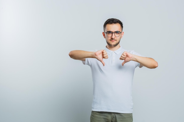 Expressieve jonge man die zich voordeed in de studio