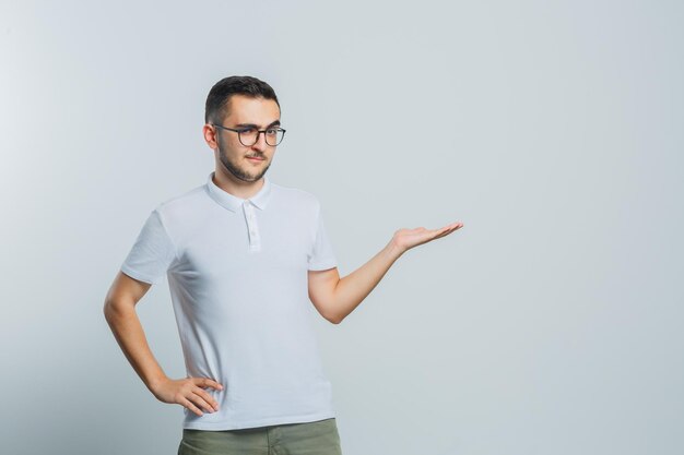 Expressieve jonge man die zich voordeed in de studio