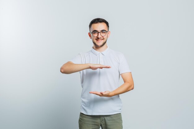 Expressieve jonge man die zich voordeed in de studio