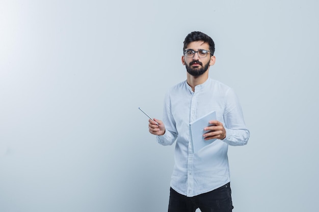 Expressieve jonge man die zich voordeed in de studio