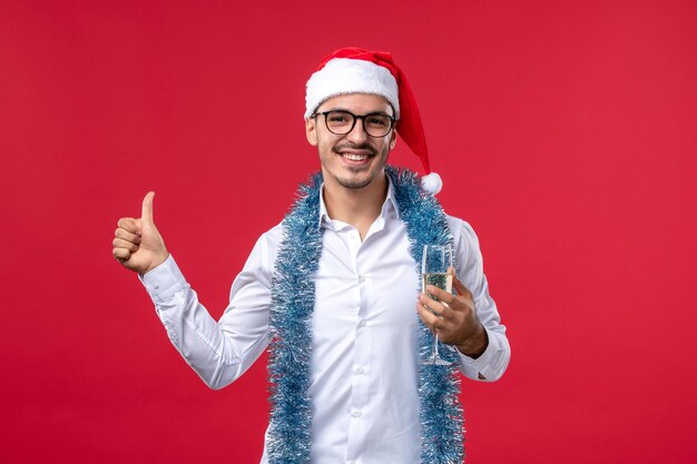 Expressieve jonge man poseren voor Kerstmis