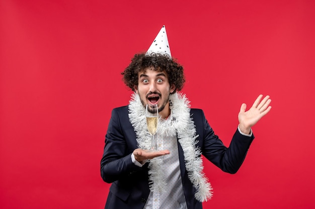 Gratis foto expressieve jonge man poseren voor kerstmis