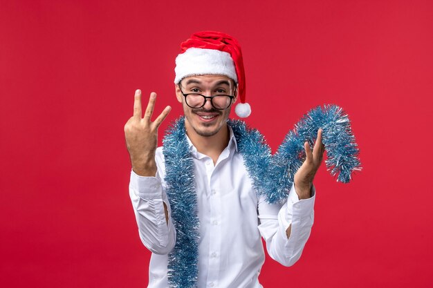 Expressieve jonge man poseren voor Kerstmis