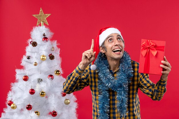 Expressieve jonge man poseren voor Kerstmis