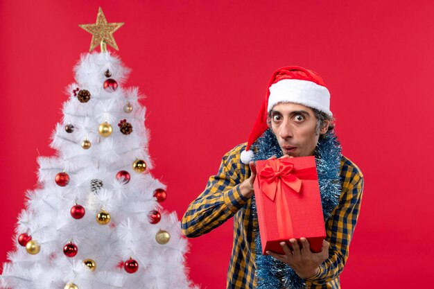 Gratis foto expressieve jonge man poseren voor kerstmis