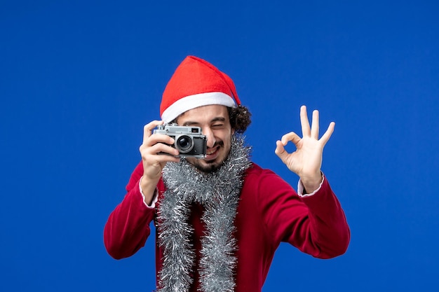 Expressieve jonge man poseren voor Kerstmis