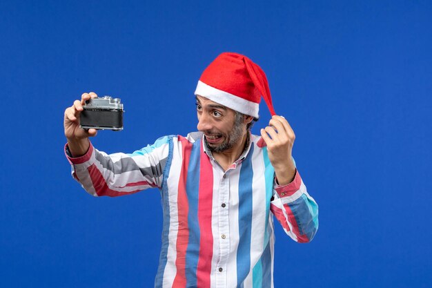 Expressieve jonge man poseren voor Kerstmis