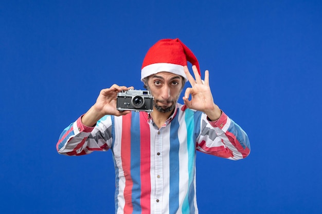 Expressieve jonge man poseren voor Kerstmis