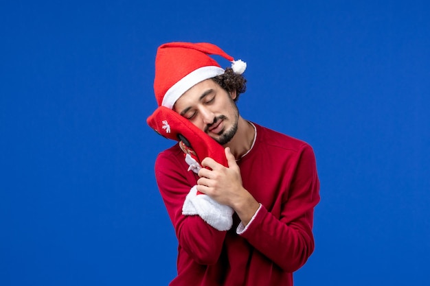 Expressieve jonge man poseren voor kerstmis