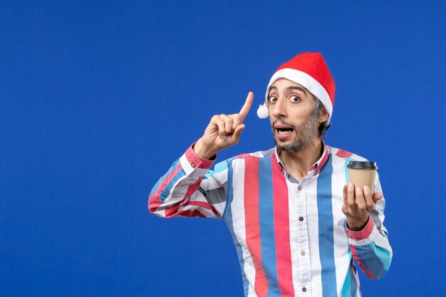 Expressieve jonge man poseren voor Kerstmis