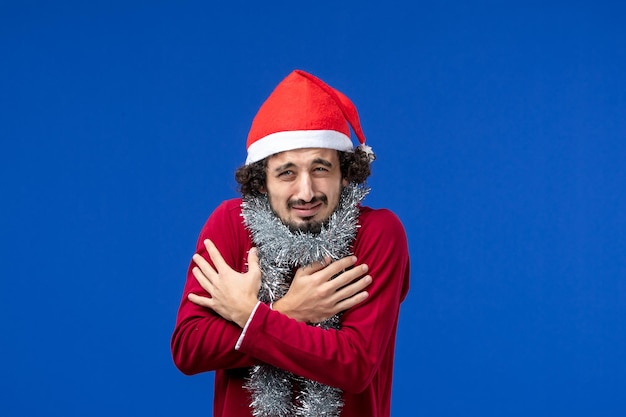 Gratis foto expressieve jonge man poseren voor kerstmis