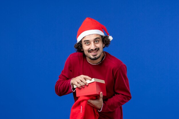 Expressieve jonge man poseren voor Kerstmis