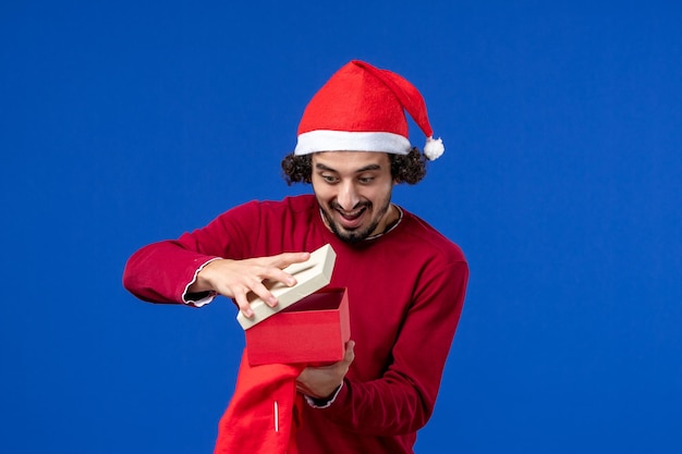 Expressieve jonge man poseren voor Kerstmis