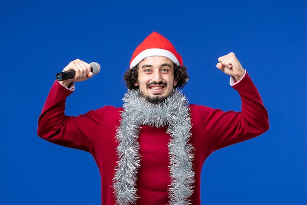 Gratis foto expressieve jonge man poseren voor kerstmis