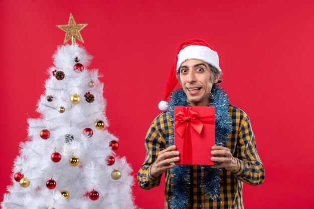 Expressieve jonge man poseren voor Kerstmis