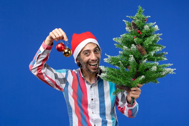 Gratis foto expressieve jonge man poseren voor kerstmis