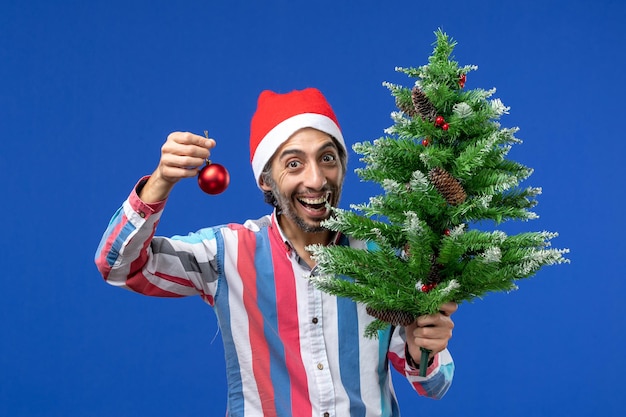 Expressieve jonge man poseren voor Kerstmis