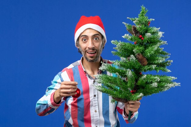 Gratis foto expressieve jonge man poseren voor kerstmis