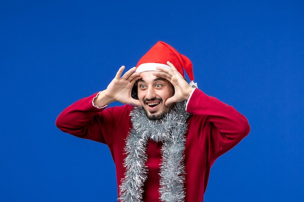 Gratis foto expressieve jonge man poseren voor kerstmis