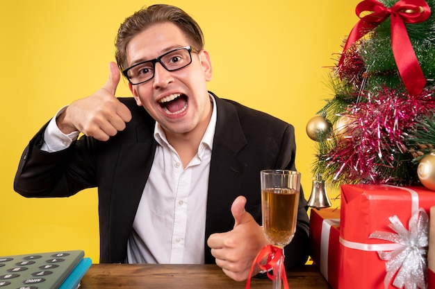 Expressieve jonge man poseren voor Kerstmis