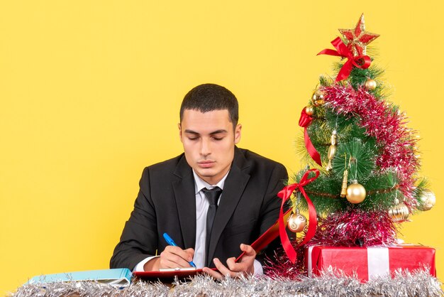 Expressieve jonge man poseren voor Kerstmis