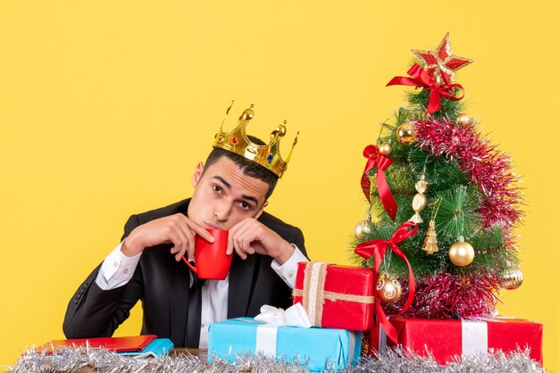 Expressieve jonge man poseren voor Kerstmis