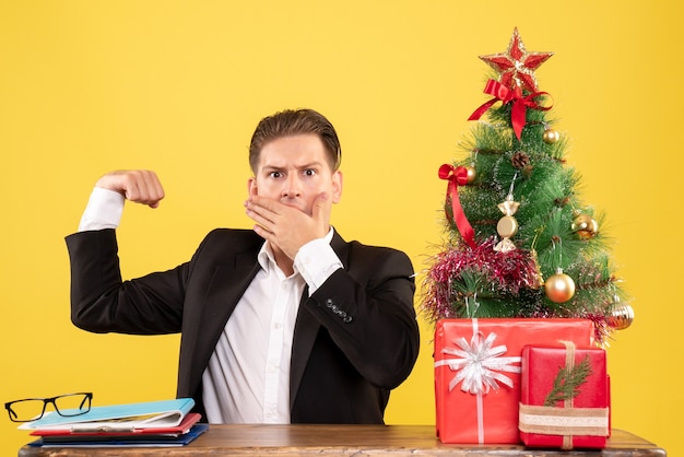 Expressieve jonge man poseren voor Kerstmis