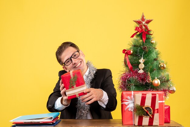 Expressieve jonge man poseren voor Kerstmis