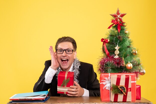 Expressieve jonge man poseren voor Kerstmis