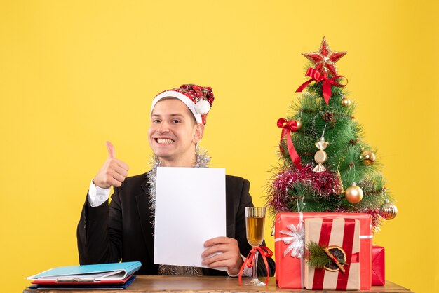 Expressieve jonge man poseren voor kerstmis