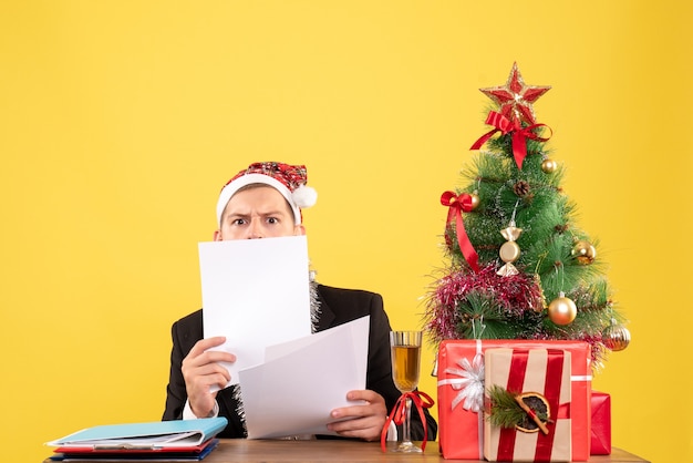 Expressieve jonge man poseren voor kerstmis