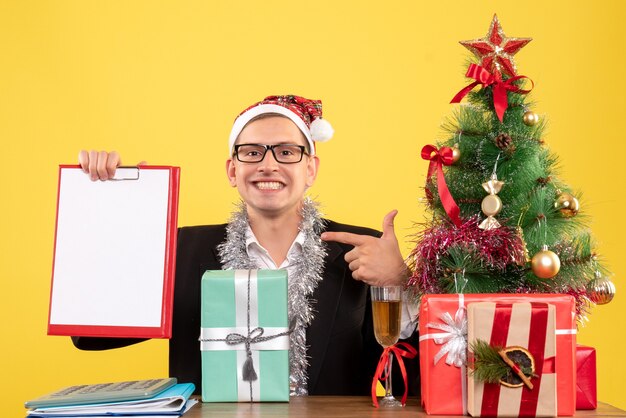 Expressieve jonge man poseren voor Kerstmis