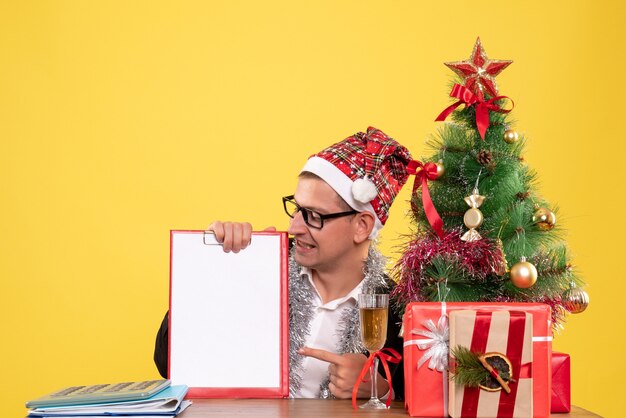 Expressieve jonge man poseren voor Kerstmis