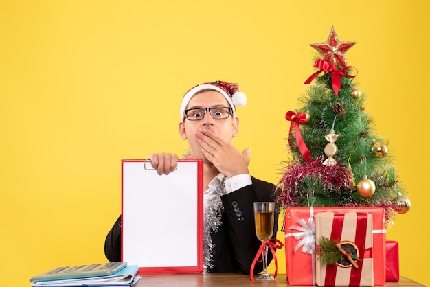 Expressieve jonge man poseren voor Kerstmis