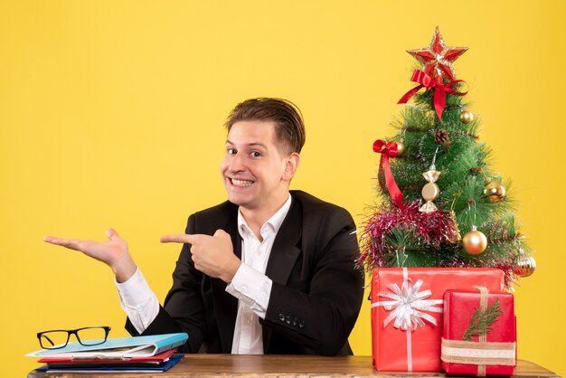 Expressieve jonge man poseren voor Kerstmis