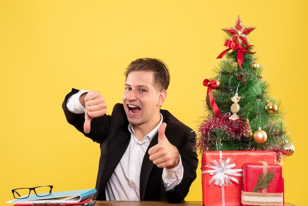 Expressieve jonge man poseren voor Kerstmis