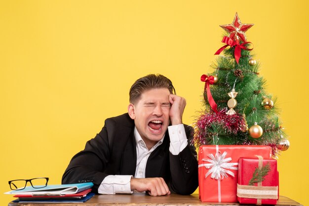 Expressieve jonge man poseren voor Kerstmis