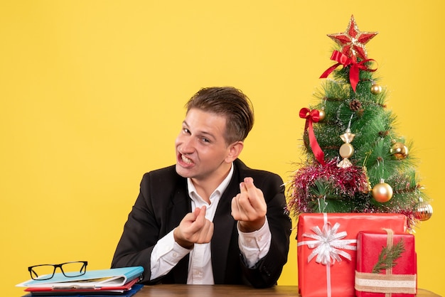 Expressieve jonge man poseren voor Kerstmis