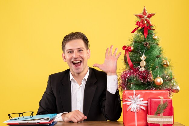 Expressieve jonge man poseren voor Kerstmis