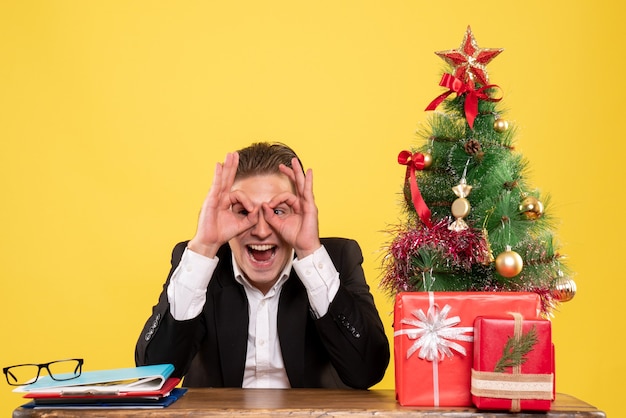 Expressieve jonge man poseren voor Kerstmis