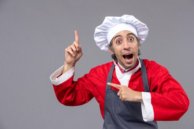 Expressieve jonge man poseren voor wintervakantie
