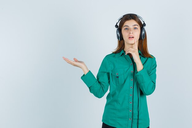 Expressieve jonge vrouw poseert in de studio.