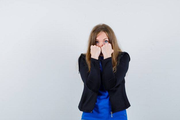 Expressieve jonge vrouw poseren in de studio