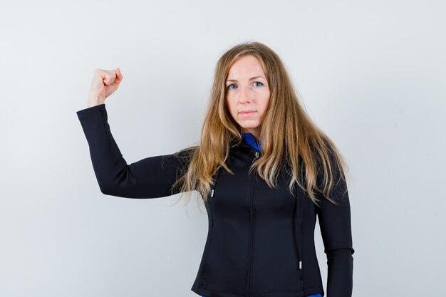 Gratis foto expressieve jonge vrouw poseren in de studio