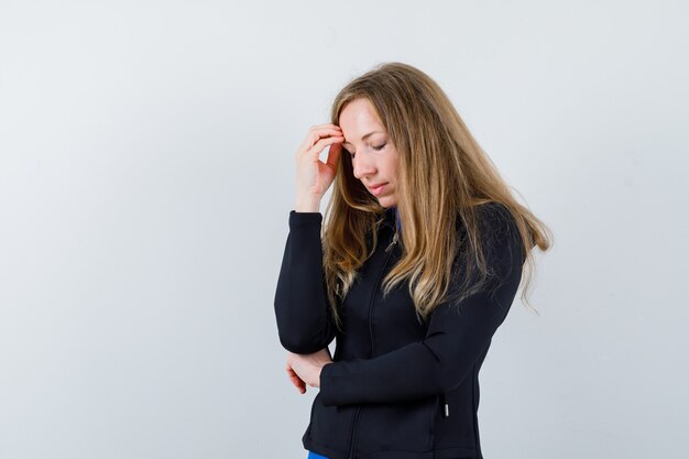 Expressieve jonge vrouw poseren in de studio