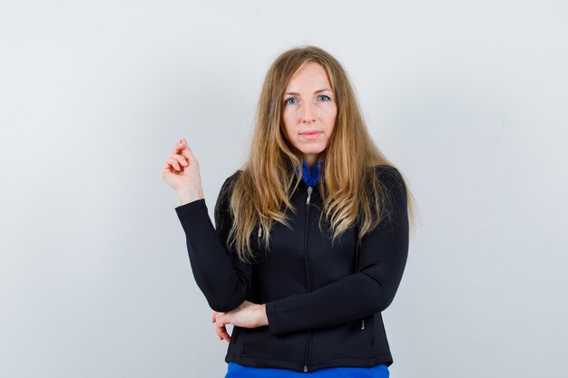 Expressieve jonge vrouw poseren in de studio