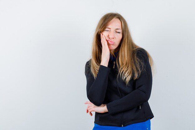 Expressieve jonge vrouw poseren in de studio