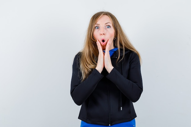 Gratis foto expressieve jonge vrouw poseren in de studio