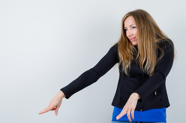 Expressieve jonge vrouw poseren in de studio